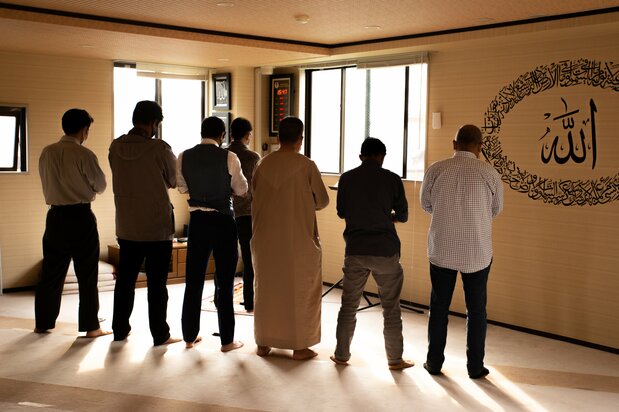 Prayers at the Masjid Nishi-Chiba, part of the Chiba Islamic Culture Center in Chiba’s Chūō Ward. Photographed on May 20, 2022. (© Suzuki Kantarō)