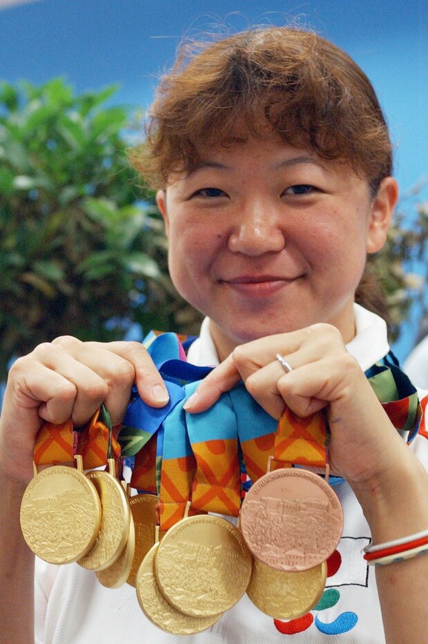 Narita Mayumi, tout sourire après avoir remporté sept médailles d'or et une médaille de bronze, le meilleur résultat de sa carrière, lors des épreuves de natation des Jeux paralympiques d'Athènes, le 28 septembre 2004. (Jiji)