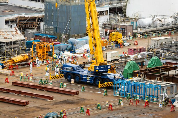 Many are involved in the decommissioning effort, including those dispatched from partner companies. (© Hashino Yukinori)