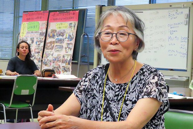 Hirasaka Reiko, directora de la asociación Isshiki Kosumosu Sapōto Gakushū no Kai. Además de dirigir las clases de japonés en el local facilitado por la NGK, a Hirasaka le quedan todavía energías para apoyar durante los días laborables a los niños extranjeros en edades de secundaria que no están asistiendo a las clases.