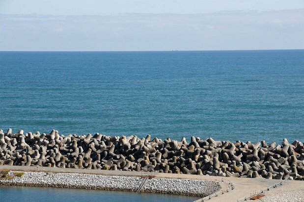 Vue de l’océan Pacifique depuis la centrale nucléaire de Fukushima Dai-ichi. La sortie du tuyau transportant les eaux décontaminées se trouve à environ un kilomètre en mer.