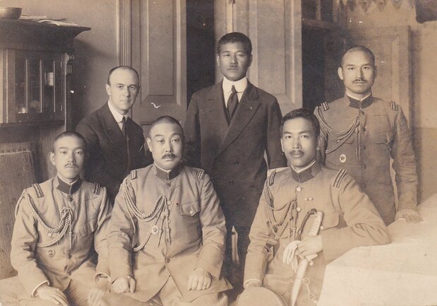 ユダヤ人問題を知ったウラジオストク特務機関員時代の樋口中将(前列右端):樋口隆一氏提供