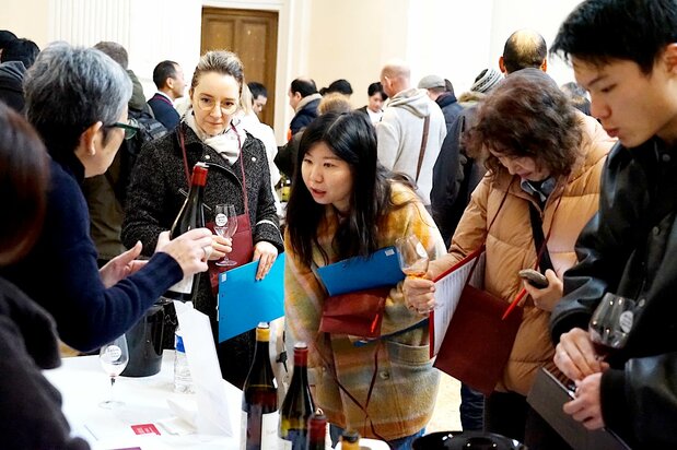 Посетители у стенда Domaine Takahiko (© Укита Ясуюки)