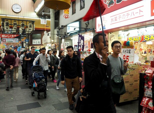 El mercado Kuromon, para cocineros profesionales, es punto de encuentro para los turistas extranjeros que buscan productos marinos frescos de la mayor calidad. Cada año acuden más turistas de China, Corea del Sur y el Sudeste Asiático (imagen del autor)