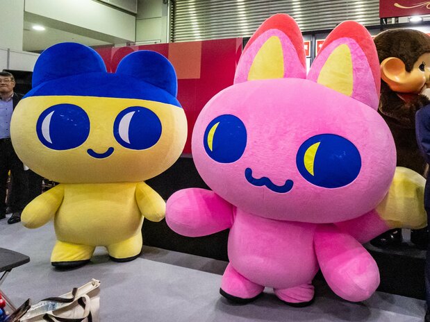 El personaje principal Mametchi junto a la nueva compañera, Myāotchi.