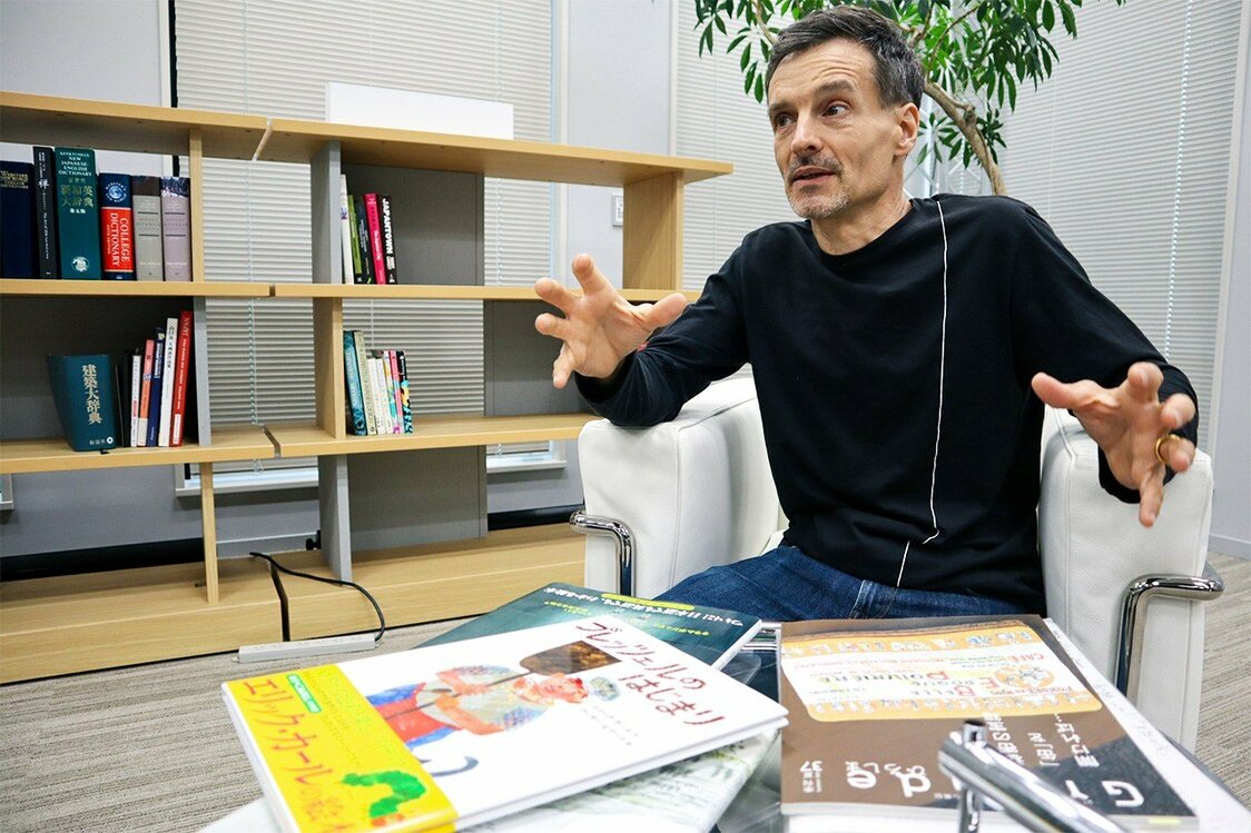 詩人アーサー・ビナード：宮沢賢治「やまなし」の奥にはプラトンの哲学がある