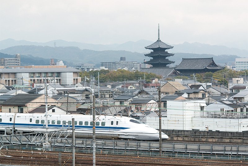 スカイテラスからは、東寺の五重塔を背に東海道新幹線が走る京都ならではの風景を堪能できる