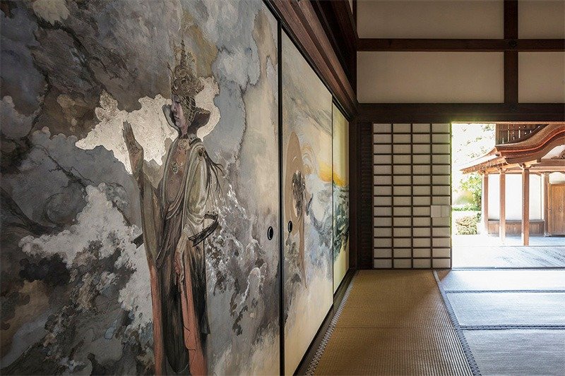 El "Kannon Bodhisattva del futuro" armoniza con este templo histórico.
