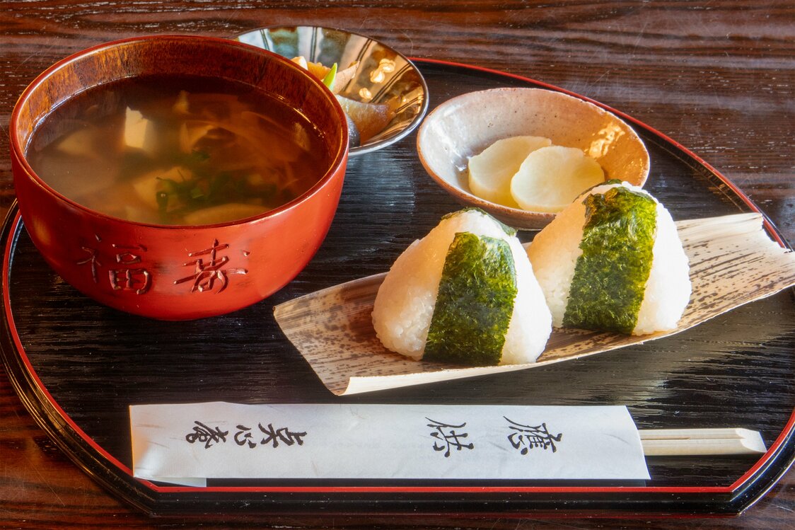 Tenshin’an, in front of the Kenchōji gate, serves traditional kenchinjiru. The lacquerware bowl is decorated with Head Priest Yoshida’s handwriting. (© Harada Hiroshi)