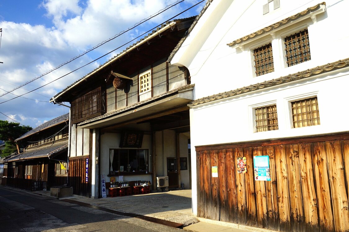 La entrada central de Imada Shuzō Honten está decorada con una sugidama, esfera de cedro, símbolo tradicional de la temporada de producción de sake. (Fotografía: Ukita Yasuyuki)