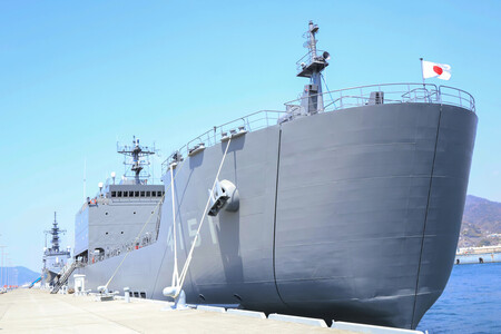 自衛隊海上輸送群成立典禮上交付的小型運輸艦「日本晴（にほんばれ）」。2025年4月攝於廣島縣吳市