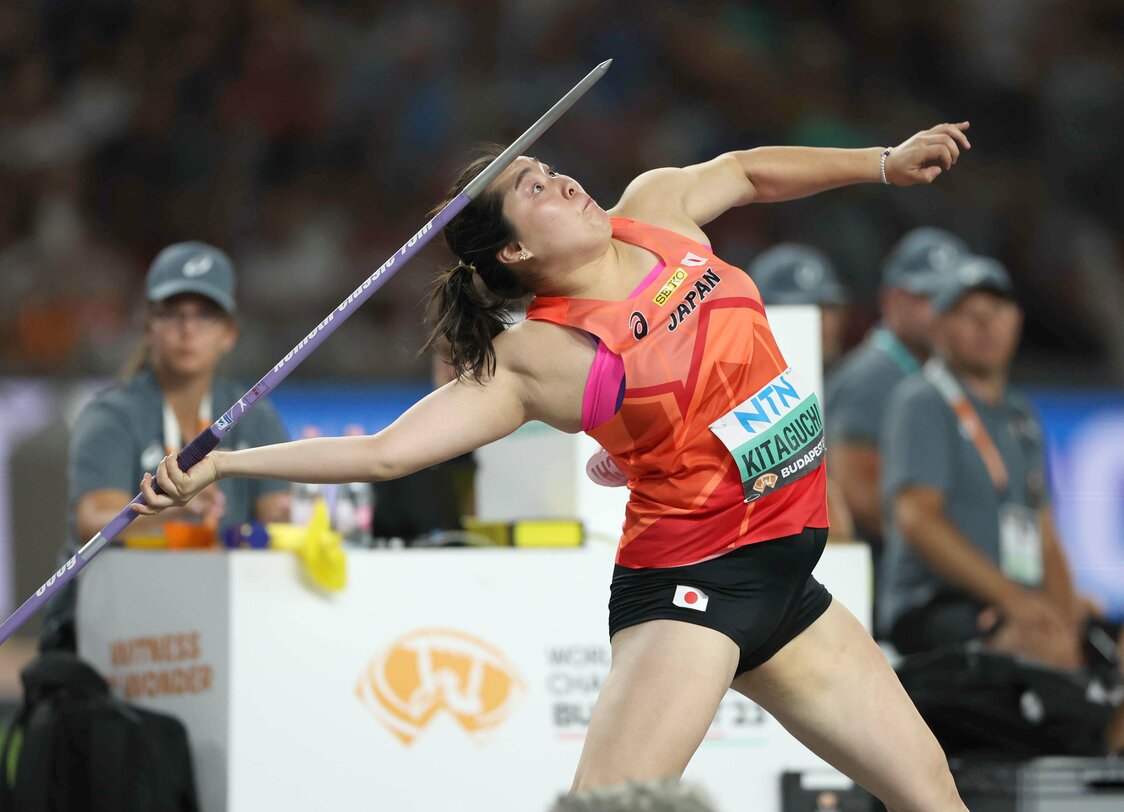 世界陸上の女子やり投げ決勝、北口榛花の3回目の投てき＝2023年8月25日、ハンガリー・ブダペスト（時事）