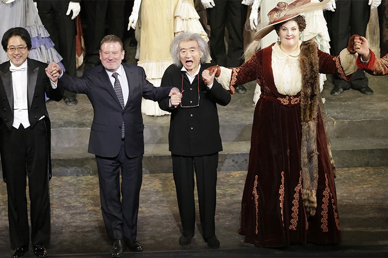 Ozawa Seiji (segundo por la derecha) sonríe al final de una función tras dirigir Die Fledermaus el 18 de febrero en Kioto, la primera ópera que ha conducido después de ser galardonado con el Grammy. (© Jiji)