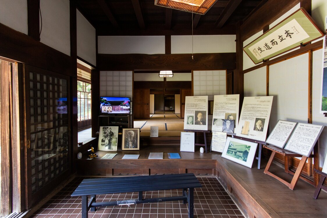 主屋の玄関には資料が展示されている。10人以上の団体の場合、予約すればガイドが無料で解説してくれる