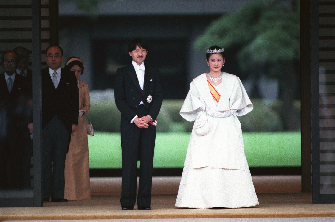 ご結婚の一連の儀式を終え、皇居・宮殿を出られる秋篠宮ご夫妻＝1990年6月29日、宮殿南車寄（時事）