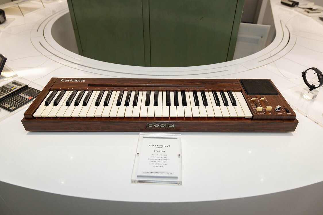 Casio总公司展柜里展示的第一号电子乐器“Casiotone 201”，能够演奏29种乐器音色