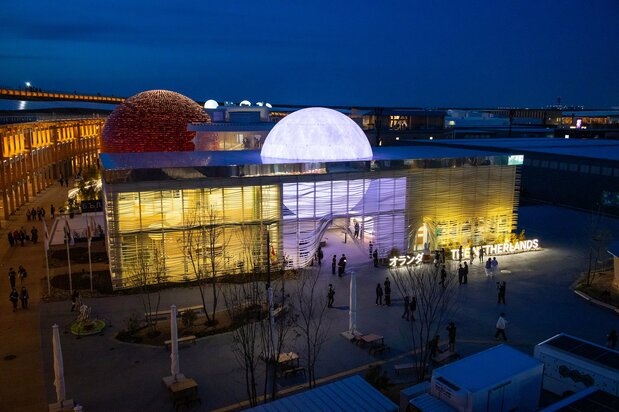 The pavilion at night. (© Nippon.com)