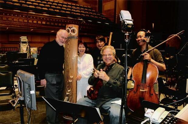 ハリウッド映画『SAYURI』の音楽収録に参加した時の写真。(左から)ジョン・ウイリアムズ、石榑さん、一人おいてイツァーク・パールマン、ヨー・ヨー・マ(本人提供)2005年