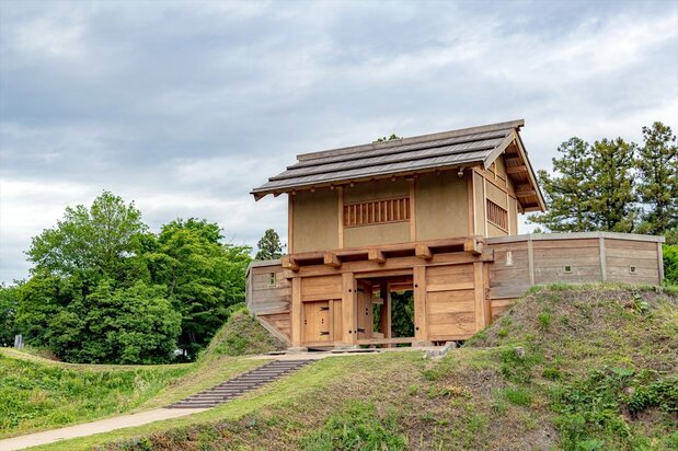 箕輪城跡 郭馬出西虎口門（PIXTA）