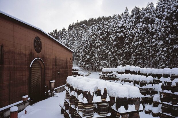 宮城峡は霧や靄が発生しやすく、冬には雪が降り積もる。多湿な空気が樽の乾燥を防ぎ、ウイスキーの香りを封じ込めているという 写真提供:仙台ニッカサービス