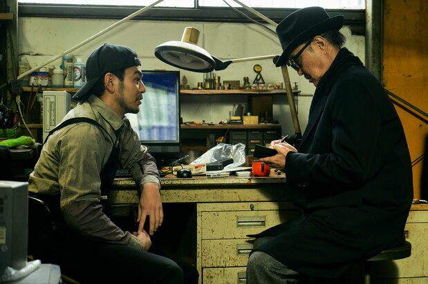 Ichikawa reúne ideas para sus novelas mientras trabaja en secreto como asesino a sueldo junto a Imanishi (Tsumabuki Satoshi), empleado de una ferretería ©2019 Ichido mo uttemasen Film Partners