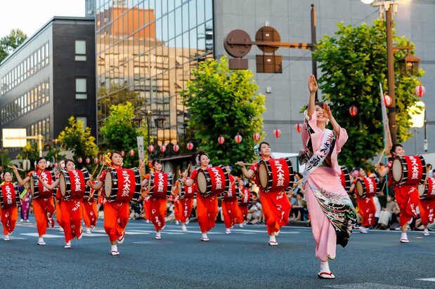 The parade leaders practice for two months to perfect their dance. (© Haga Library)