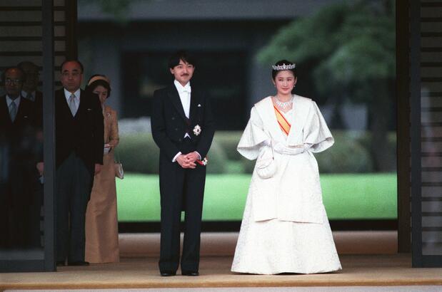 ご結婚の一連の儀式を終え、皇居・宮殿を出られる秋篠宮ご夫妻＝1990年6月29日、宮殿南車寄（時事）