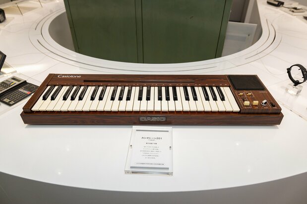 Casiotone 201 в экспозиции в выставочном зале головного офиса Casio. Первый электронный инструмент компании мог воспроизводить звуки 29 различных музыкальных инструментов