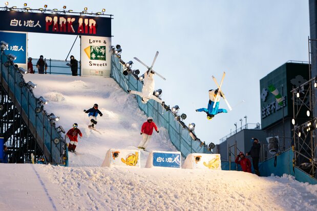 Set against a backdrop of neighborhood buildings, this ski jump is 24 meters in height and 60 meters in length, giving skiers and snowboarders alike the space to show off their moves. (© HTB)