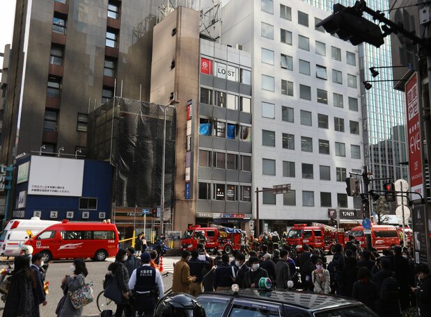 Los bomberos en el lugar del incendio provocado en Osaka el 17 de diciembre de 2021. (© Jiji)