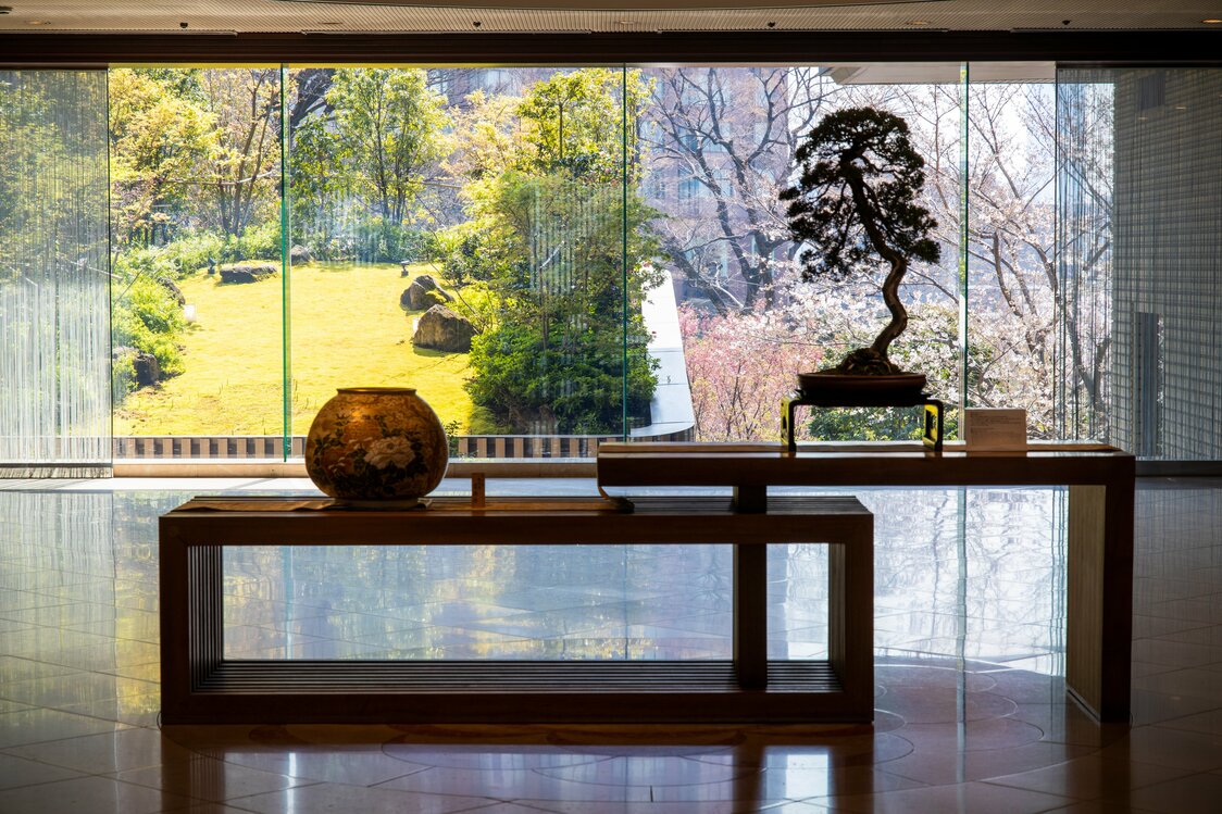 Les baies vitrées du hall et du salon de l’aile réservée aux banquets offrent une vue imprenable sur le jardin.