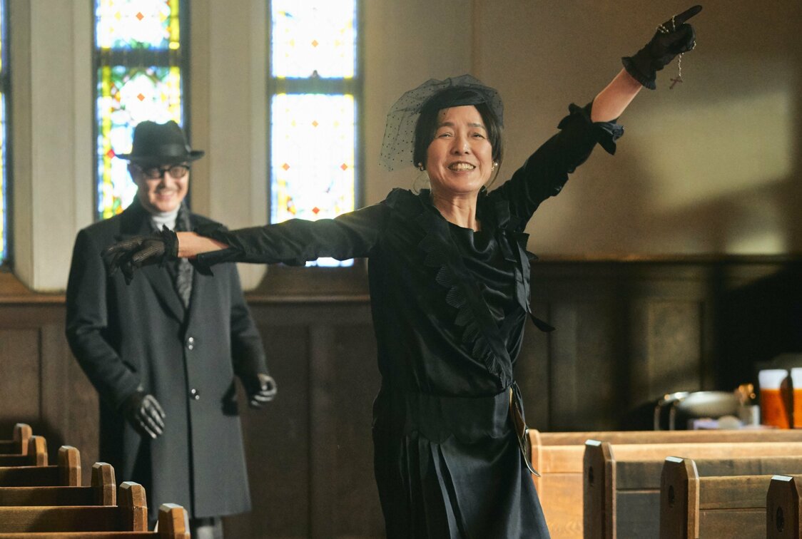 Hikaru es amiga de Ichikawa desde hace cincuenta años. Solo esta actriz de musicales podía interpretar pequeñas obras de teatro, en la historia ©2019 Ichido mo uttemasen  Film Partners