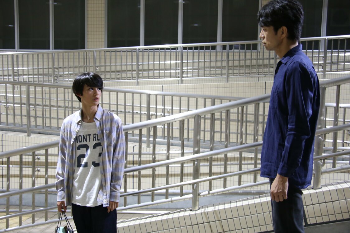 『愛のまなざしを』より。母を亡くした息子・祐樹（藤原大祐）から距離を置かれる父・貴志を演じる仲村トオル　©︎Love Mooning Film Partners