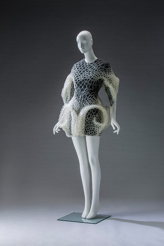 Vestido de la colección otoño-invierno 2016 de Iris van Herpen. Fotografía: Hatakeyama Takashi. ©Instituto de Moda de Kioto
