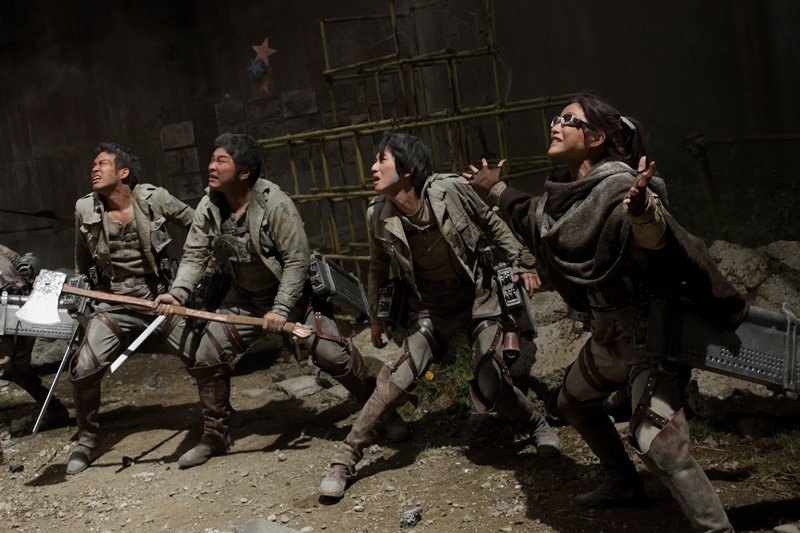 Pour mettre un terme aux attaques meurtrières des Titans, les humains créent une brigade d’exploration dotée d’équipements de manœuvres tridimensionnelles (3DMG) qui est chargée de réparer le mur extérieur de la ville. (Photo : 2015 Attack on Titan Movie Production Committee © Isayama Hajime / Kodansha)