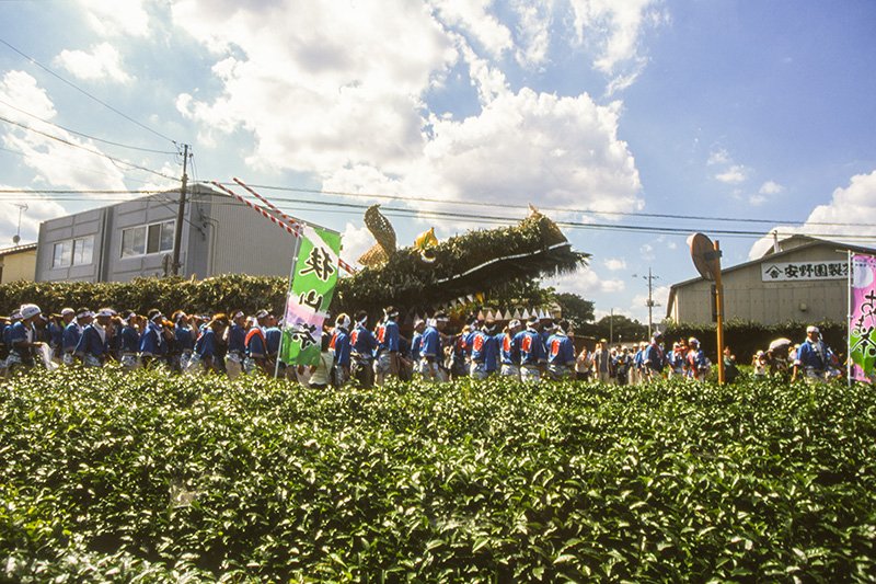 龍神づくりと祭りを共に行うことで、地域住民の絆が強まっていく
