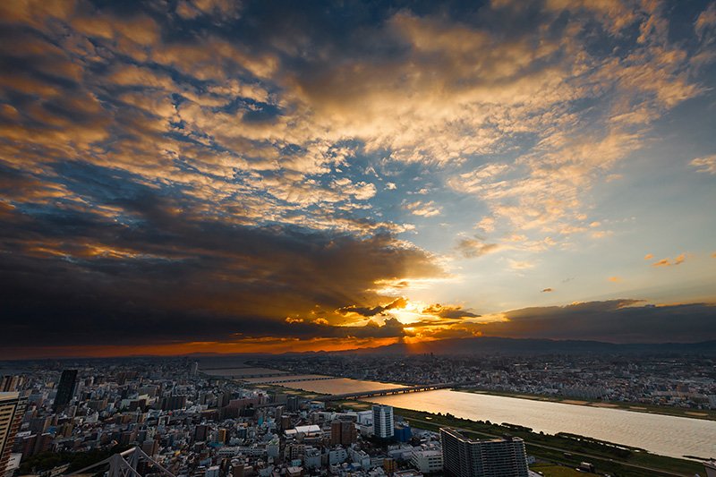 淀川が流れ、六甲山系が広がる西側。高い建物がなく、雄大な夕景が堪能できる