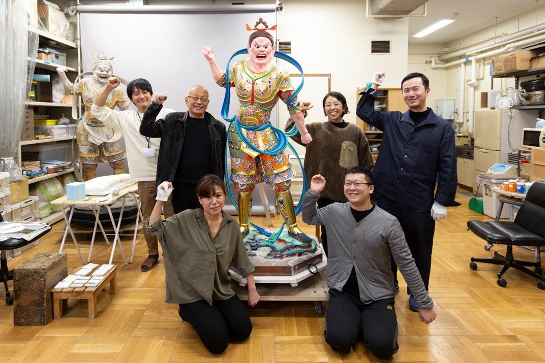 後列左から、小島久典助教、籔内佐斗司教授、山田亜紀助手、張彬文さん、前列左から飯沼春子講師、重松優志さん。撮影＝川本 聖哉