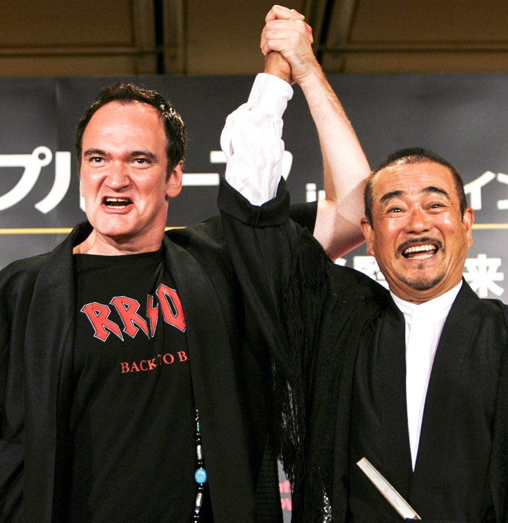 2007年8月2日，在东京举行的记者会上，昆汀·塔伦蒂诺（左）与千叶真一（右）亲密互动（图片：路透社/共同社）