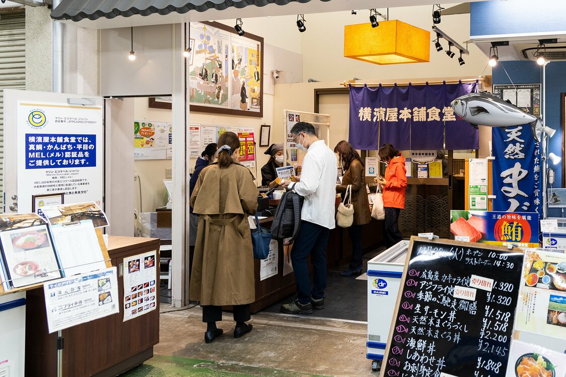 橫濱屋本店食堂左手的看板引人注目，上面寫著「本店提供MEL認證食品」