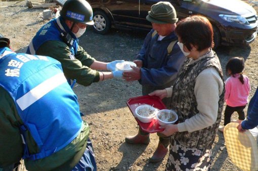 各地から10万人を超える自衛隊が被災地に派遣された。行方不明者の捜索以外にも、炊き出しなど支援作業は多岐に渡る。（写真提供＝防衛省）