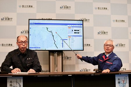 秋田県の子吉川の氾濫特別警報について説明する気象庁と国土交通省の担当者＝２１日午後、東京都港区