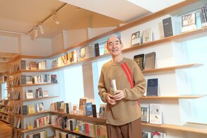 村上さんの著作と翻訳版が並ぶギャラリーラウンジ
