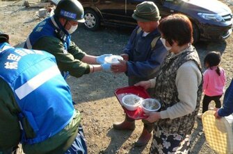 各地から10万人を超える自衛隊が被災地に派遣された。行方不明者の捜索以外にも、炊き出しなど支援作業は多岐に渡る。(写真提供=防衛省)