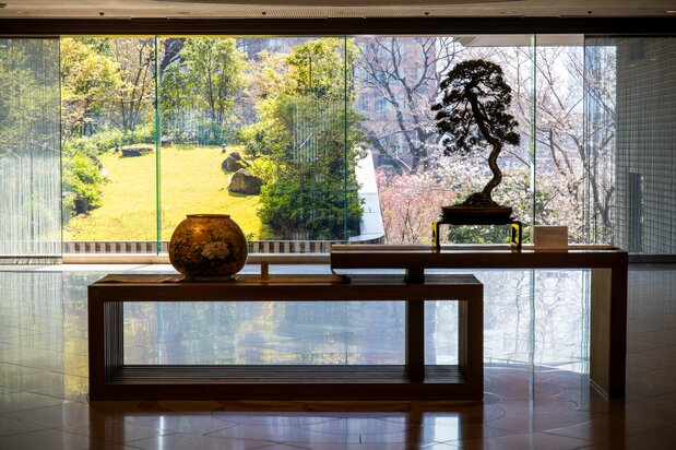 El paisaje del jardín queda integrado en la decoración del vestíbulo y los salones del hotel y de la zona habilitada para la celebración de banquetes como si se tratara de una pintura en rollo.
