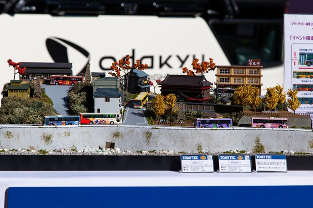 Se venden reproducciones en miniatura de los autobuses con los diseños decorativos de este proyecto fabricadas por Tommy Tech.