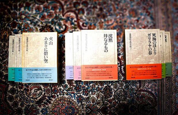Endō’s best-known work,Chinmoku (Silence) (center) is contained in Volume 6 of the author’s complete works, published by Shinchōsha in 1975.