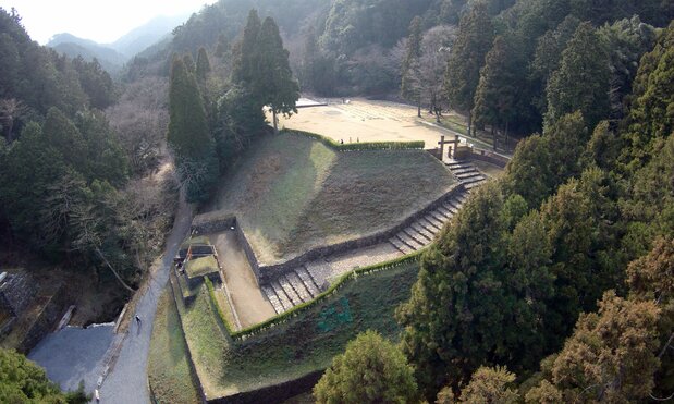 The kuichigai-koguchi at Hachiōji Castle in Tokyo. It curves all the way to the Goshuden (top center) and is on an incline too. (© Pixta)