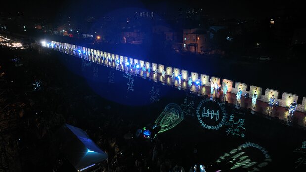 在恆春古城牆上走秀的模特兒（半島歌謡祭・提供）