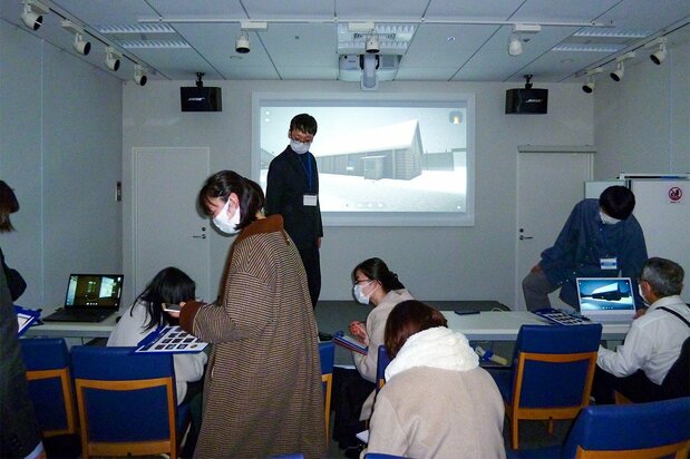 Visitors to the Memorial Museum for Soldiers, Detainees in Siberia, and Postwar Repatriates take a virtual-reality tour of the kind of Siberian labor camp where Japanese soldiers were interned after World War II. (© Saitō Katsuhisa)